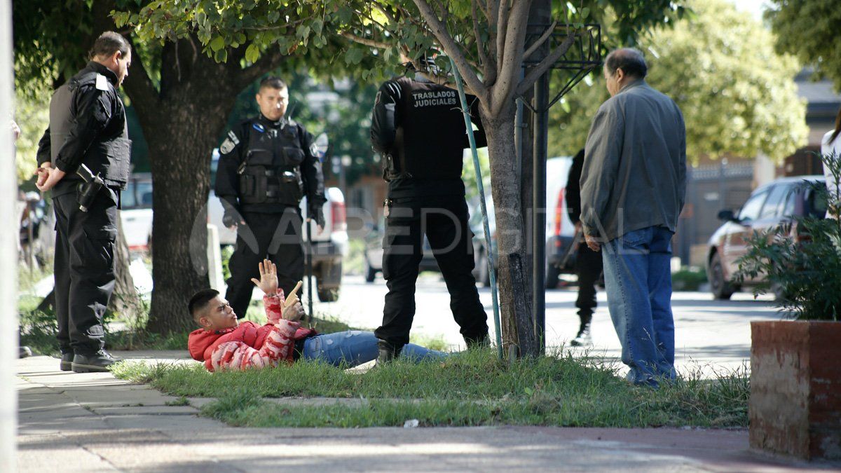 Martín Martínez sostiene un arma de madera durante la reconstrucción de los hechos del día en que mató a Ariel castelló en barrio Roma. Unos días después fue condenado a perpetua por el crimen que conmocionó a Santa Fe en abril de 2018.&nbsp;