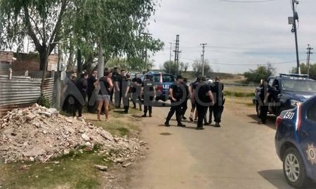 Un intento de usurpación en Mendoza y Circunvalación terminó con tres detenidos. Un intento de usurpación en Mendoza y Circunvalación terminó con tres detenidos.