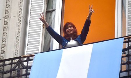 Los fiscales Diego Luciani y Sergio Mola solicitaron este jueves al Tribunal Oral Federal N°2 el decomiso de más de 140 inmuebles de la ex presidenta Cristina Kirchner y el empresario Lázaro Báez Los fiscales Diego Luciani y Sergio Mola solicitaron este jueves al Tribunal Oral Federal N°2 el decomiso de más de 140 inmuebles de la ex presidenta Cristina Kirchner y el empresario Lázaro Báez