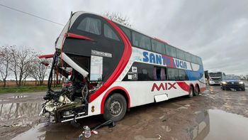 Un colectivo, un camión y tres muertos: cómo fue el accidente fatal de ruta 11 a la altura de Nelson