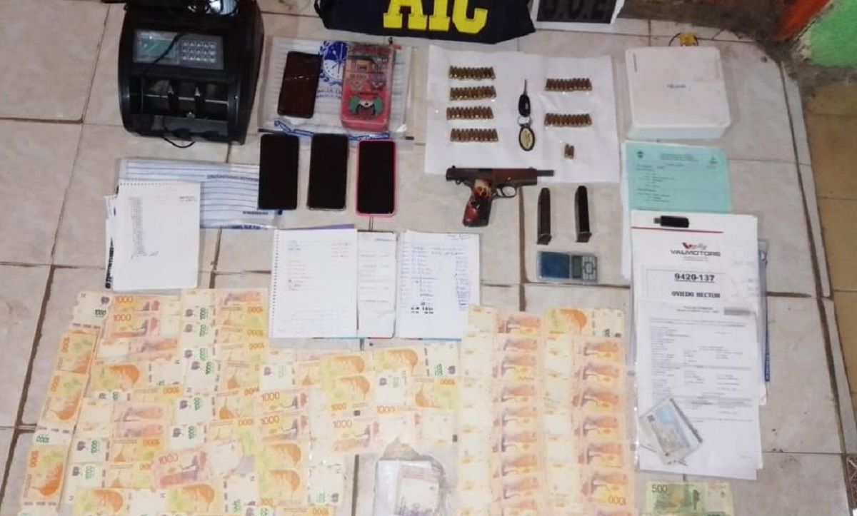 Parte de los elementos que los detectives encontraron en los siete allanamientos ejecutados el pasado 5 de julio en el barrio Abasto de la ciudad de Santa Fe.
