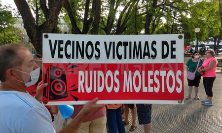 Los vecinos se convocaron a las 18 en la plaza Pueyrredón para reclamar por un mayor control de la nocturnidad. Los vecinos se convocaron a las 18 en la plaza Pueyrredón para reclamar por un mayor control de la nocturnidad.