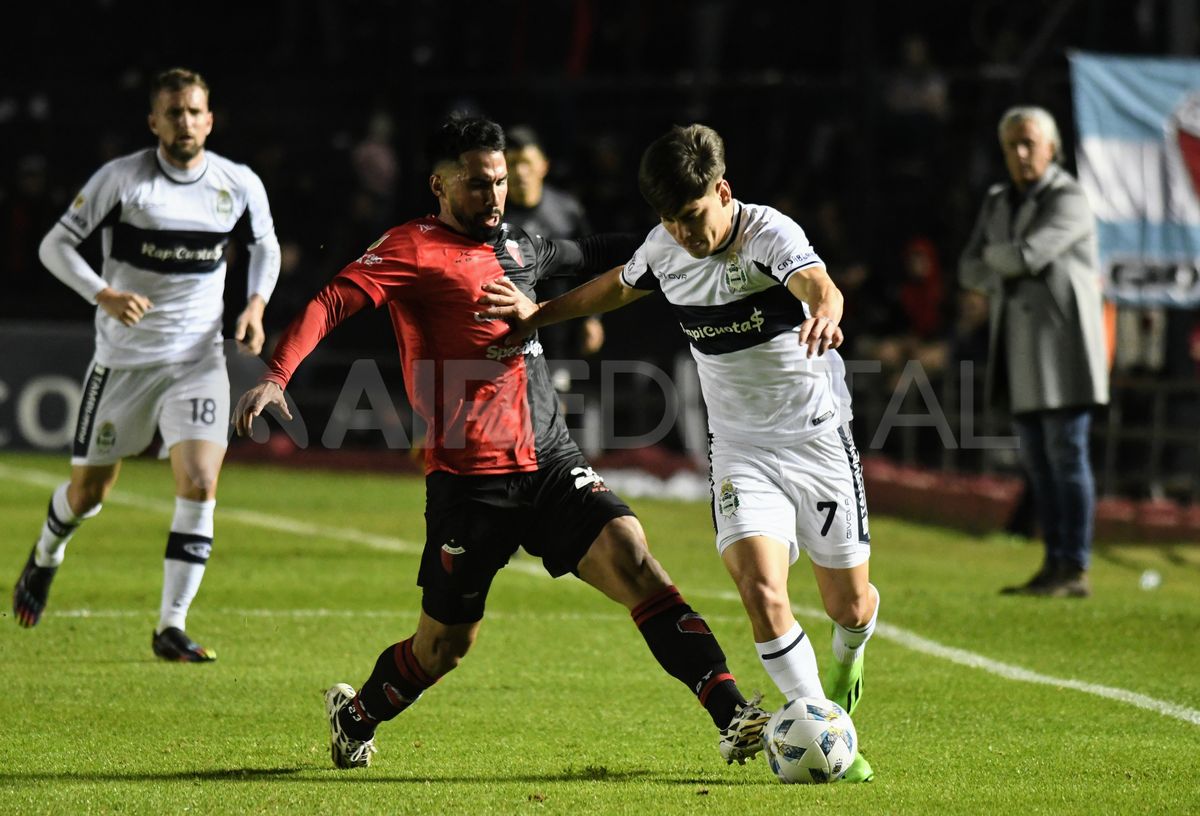 Coló y Gimnasia jugarán este viernes para definir el segundo descenso. Coló y Gimnasia jugarán este viernes para definir el segundo descenso.