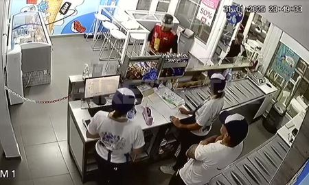 Dos delincuentes ingresaron a una reconocida heladería cerca de la medianoche y, tras amenazar a los empleados con un arma, se llevaron dinero en efectivo y el celular de una de las trabajadoras. Dos delincuentes ingresaron a una reconocida heladería cerca de la medianoche y, tras amenazar a los empleados con un arma, se llevaron dinero en efectivo y el celular de una de las trabajadoras.