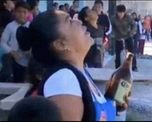 una mujer intento evitar que un hombre se quite la vida ofreciendole una cerveza