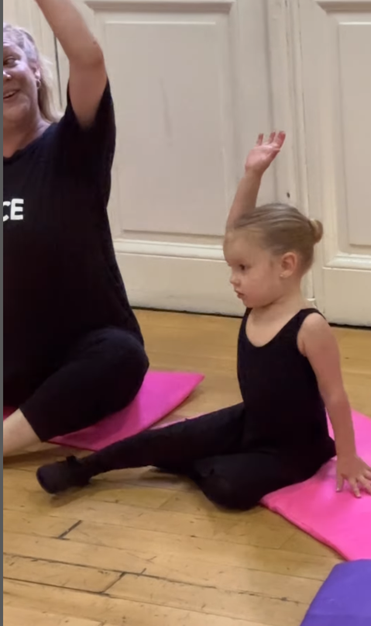 Ana García Moritán en su primera clase de danza. Ana García Moritán en su primera clase de danza.