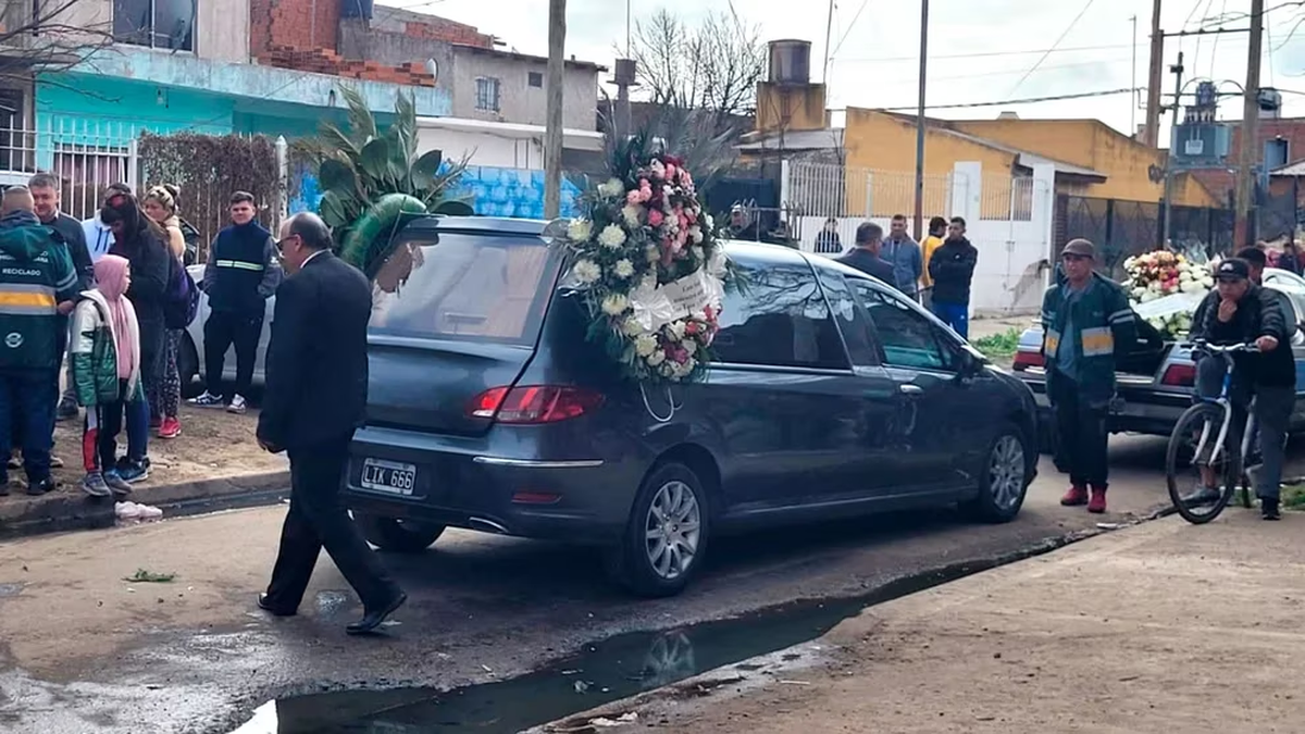 La llegada del coche fúnebre. La llegada del coche fúnebre.