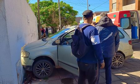 Dos autos chocaron en el cruce de 4 de enero y Gorostiaga y uno de ellos terminó impactando contra la pared de una vivienda. Dos autos chocaron en el cruce de 4 de enero y Gorostiaga y uno de ellos terminó impactando contra la pared de una vivienda.