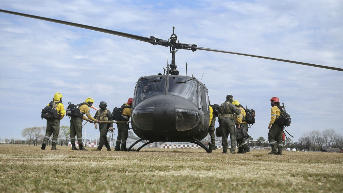 A los 20 brigadistas se le suma un avión vigía