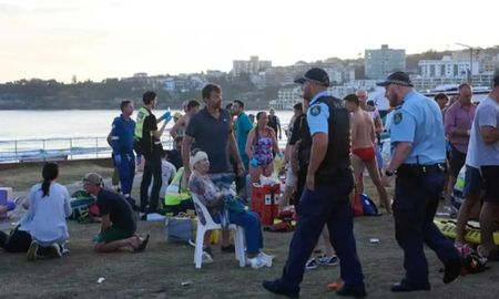 Masacre en Sídney, al menos 10 muertos y al menos 17 heridos, mientras que un atacante fue abatido y otro detenido. Masacre en Sídney, al menos 10 muertos y al menos 17 heridos, mientras que un atacante fue abatido y otro detenido.