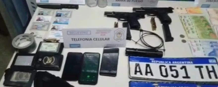 Los elementos secuestrados a los tres gendarmes detenidos por asaltar un supermercado en Glew-Policía bonaerense