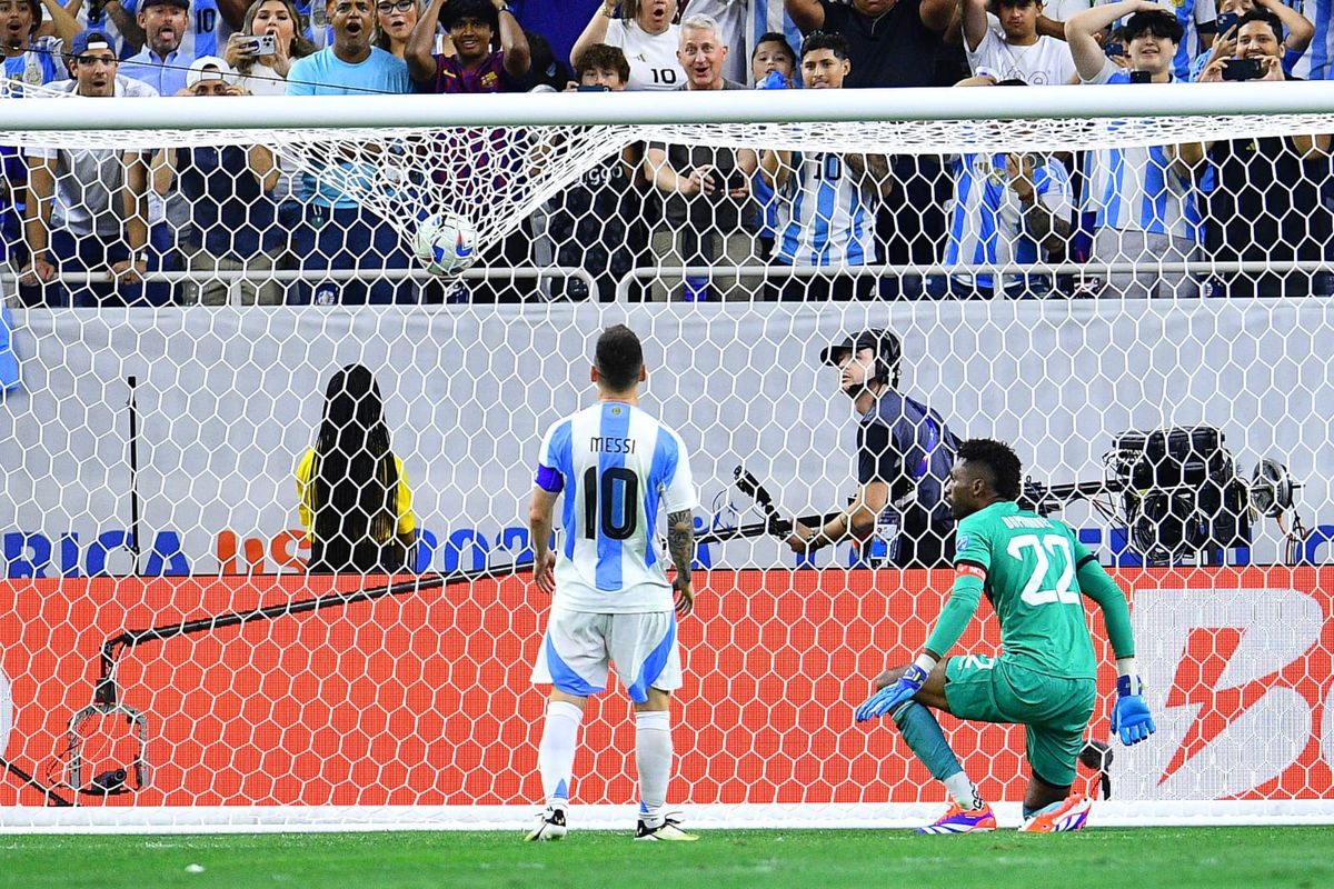 Messi picó su penal y la pelota pegó en el travesaño. Messi picó su penal y la pelota pegó en el travesaño.