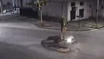 Una mujer chocó contra un semáforo en Córdoba. 