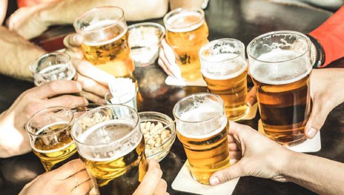 Organizó su cumpleaños en un bar, nadie fue y terminó festejando con los mozos.