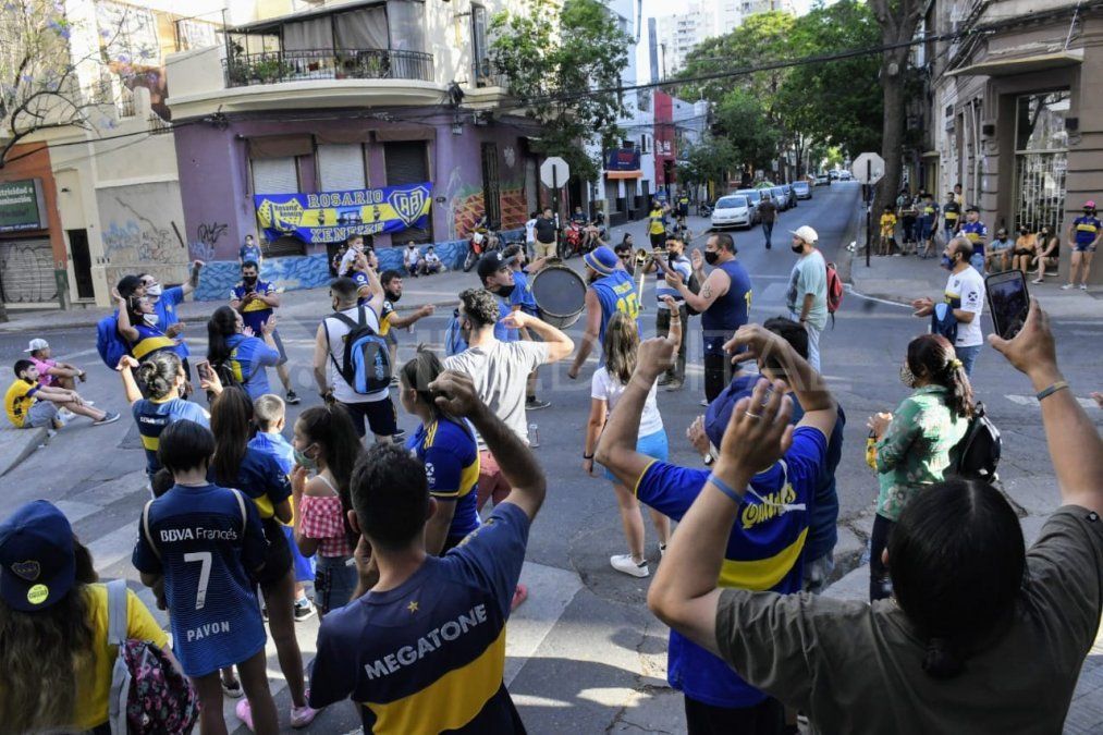 Un gran marco de hinchas se hicieron presentes en las inmediaciones del hotel donde concentra Boca en la ciudad de Rosario.