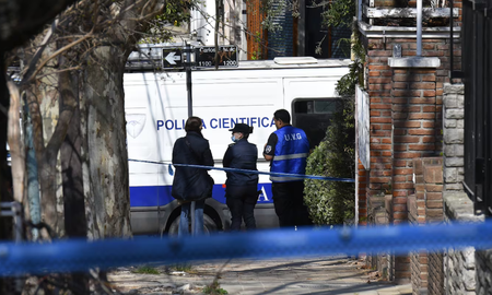 En Lanús, una mujer de 44 años fue encontrada muerta en su auto con 10 puñaladas. En Lanús, una mujer de 44 años fue encontrada muerta en su auto con 10 puñaladas.