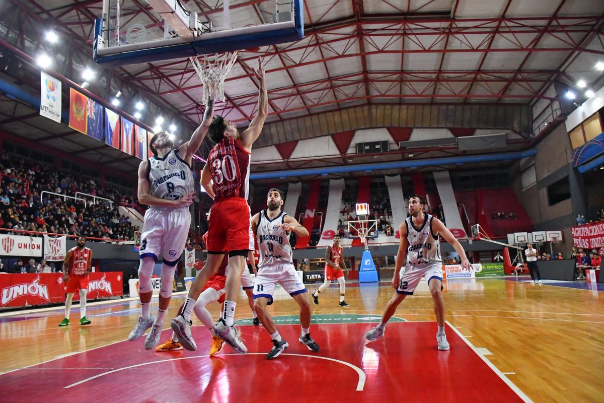 Unión cayó ante Riachuelo en un final dramático y se despidió de la Liga Nacional de Básquet. Unión cayó ante Riachuelo en un final dramático y se despidió de la Liga Nacional de Básquet.