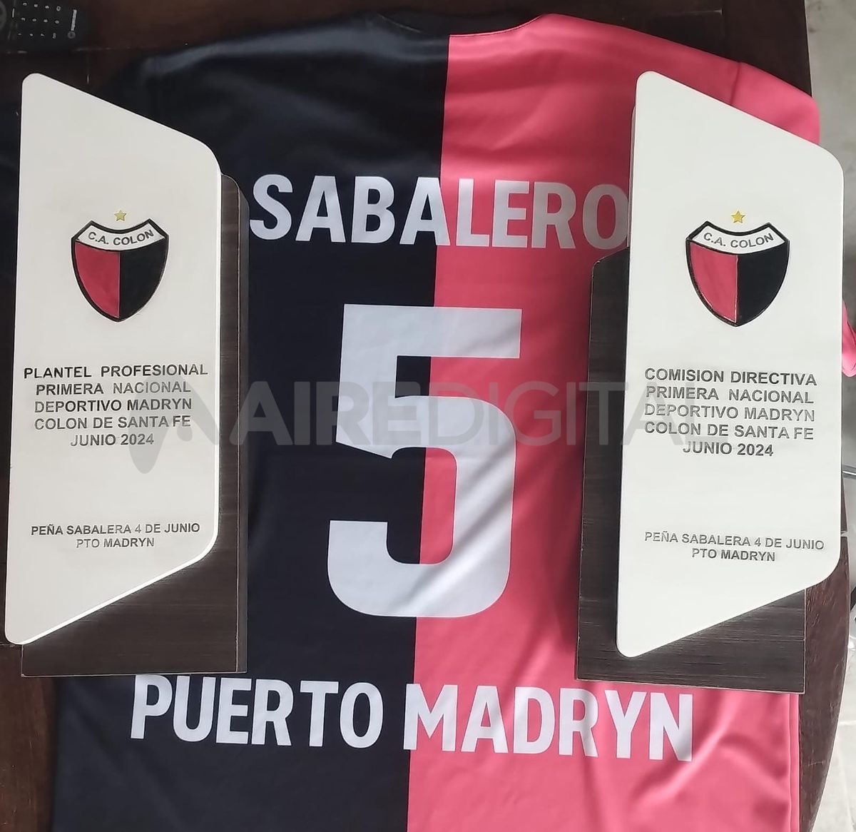 El presente que otorgó la peña de los hinchas de Colón en Puerto Madryn a los dirigentes y al plantel. El presente que otorgó la peña de los hinchas de Colón en Puerto Madryn a los dirigentes y al plantel.