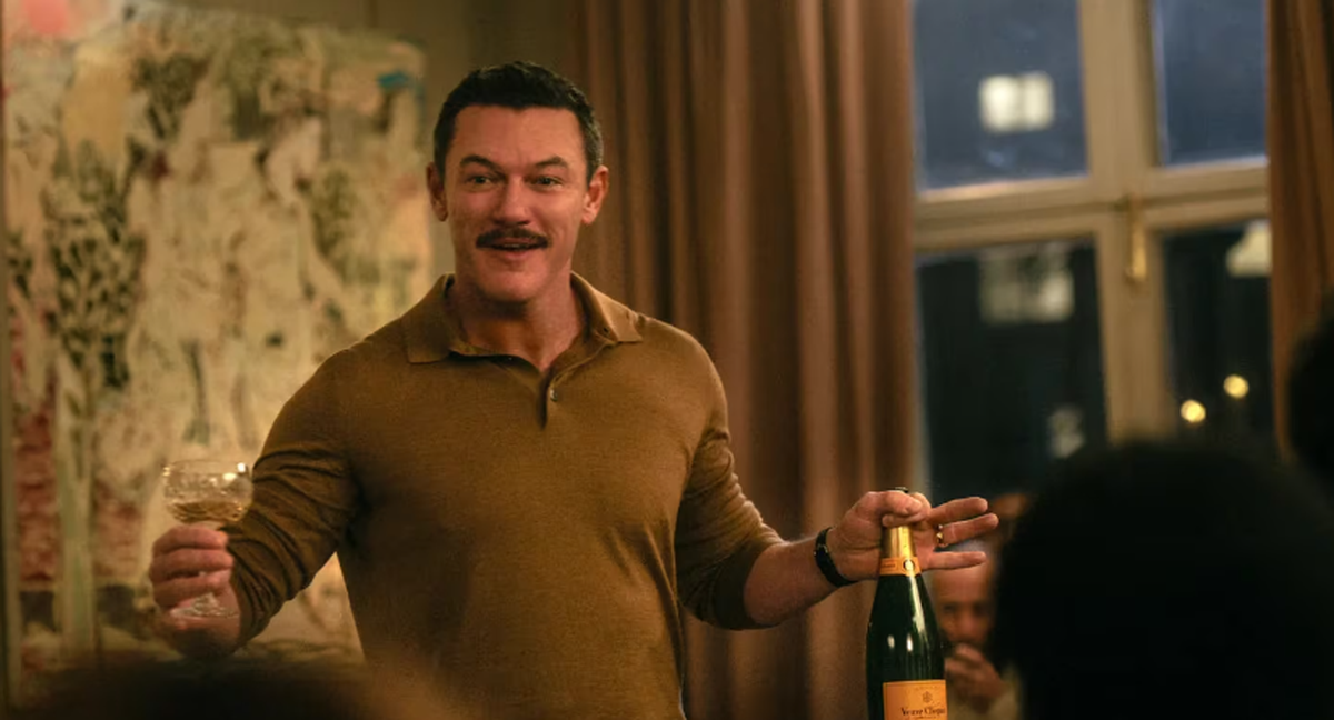 Marc (Daniel Levy) debe enfrentar la pérdida de su esposo, Oliver (Luke Evans). Marc (Daniel Levy) debe enfrentar la pérdida de su esposo, Oliver (Luke Evans).