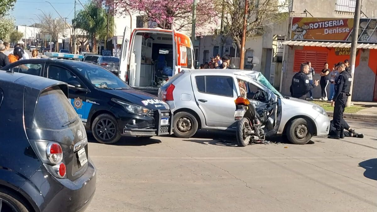 El accidente de tránsito en barrio Liceo Norte dejó una imagen impactante: la moto quedó incrustada en el auto.