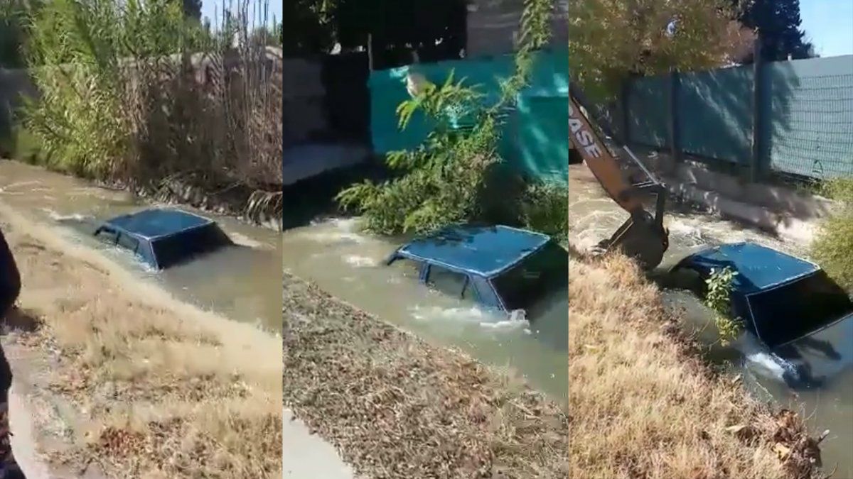 El auto cayó al canal y terminó hecho chatarra por la máquina excavadora.&nbsp;