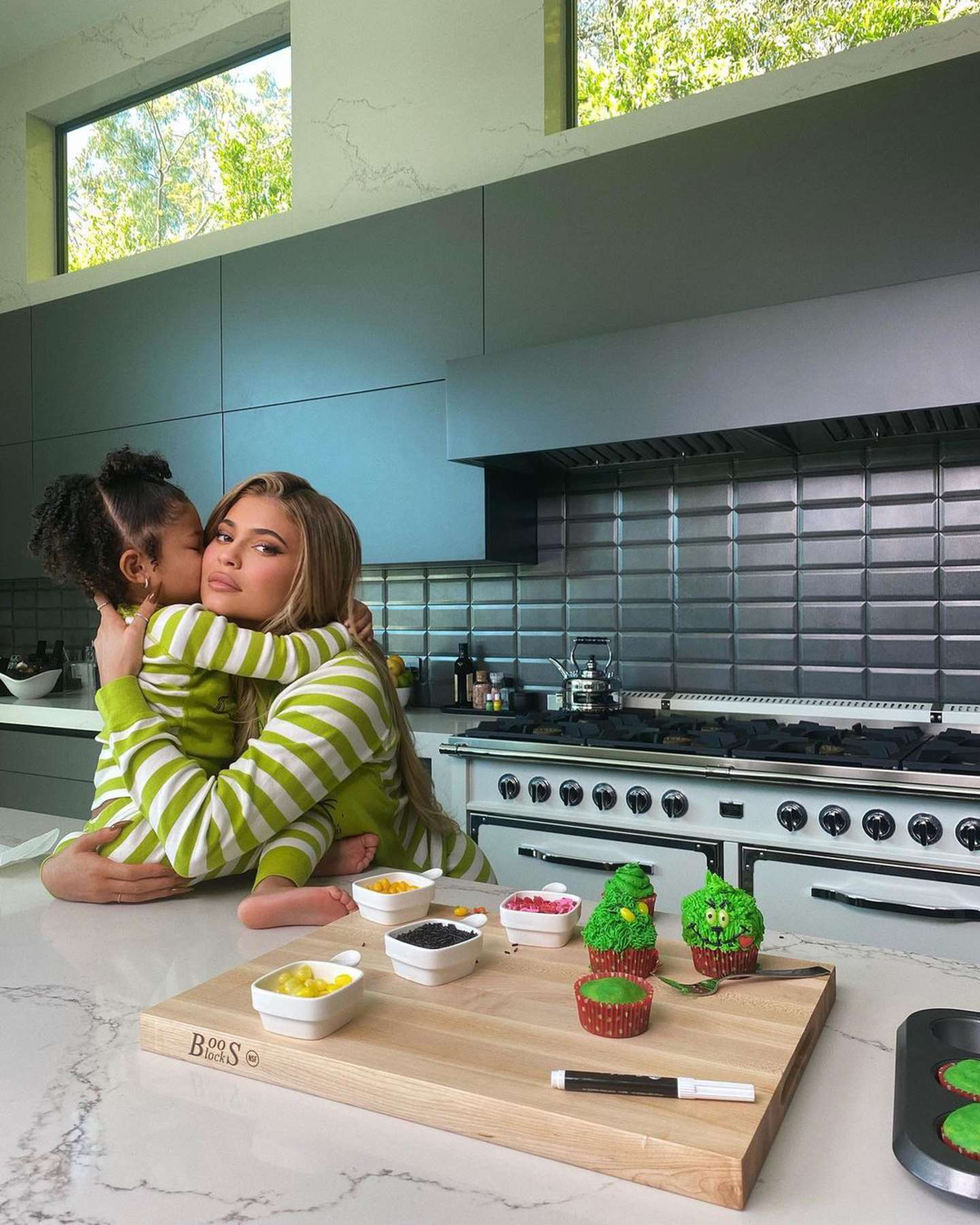 Usaron el mismo pijama verde con rayas blancas. 