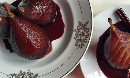 Peras al vino tinto con especias. Peras al vino tinto con especias.