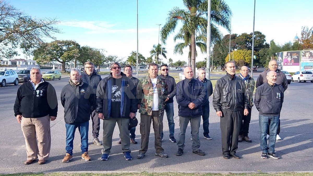 Sobrevivientes a la tragedia del Belgrano rindieron homenaje en Santa Fe a los 323 héroes frente al faro de la costanera.
