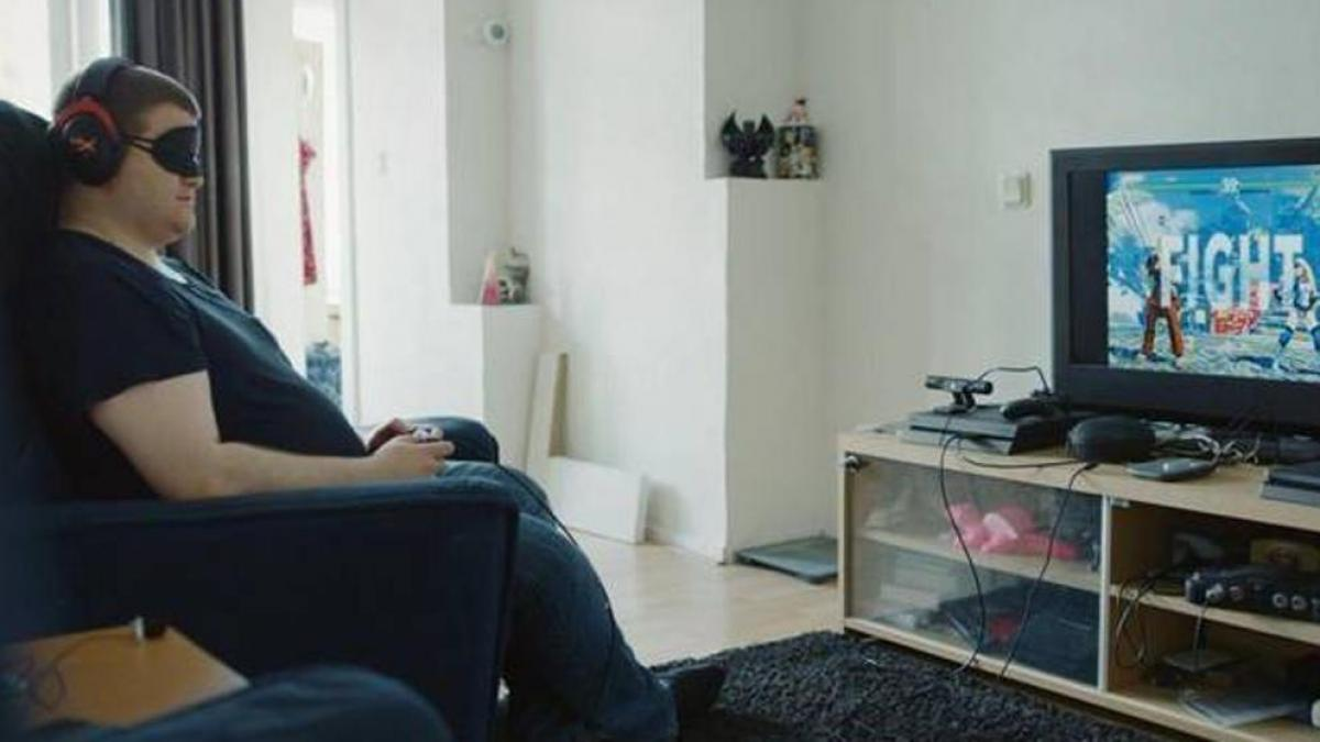 Campeón de Street Fighter ciego se enfrenta a sus seguidores en Twitch