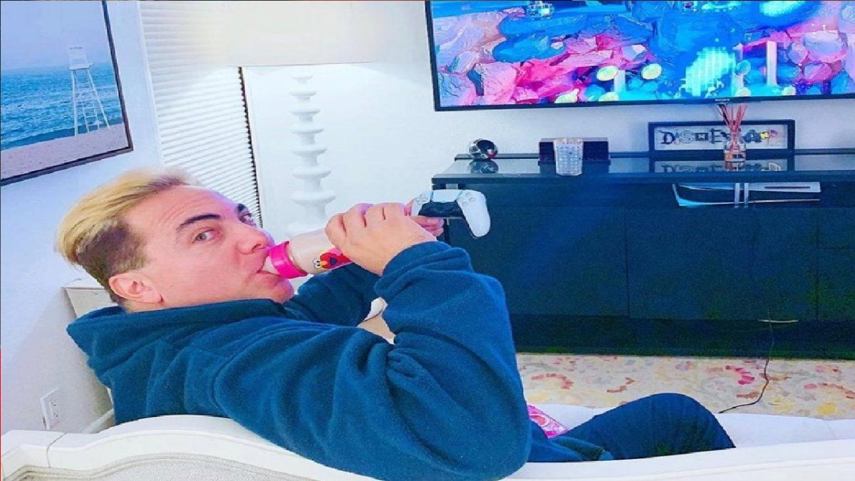 Cristian Castro habló sobre su proyecto de mamaderas para adultos