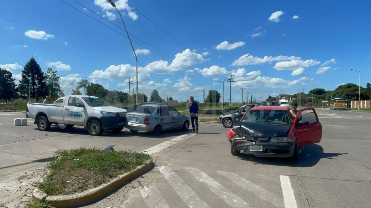 Dos autos y una camioneta protagonizaron un triple choque a metros del acceso al Aeropuerto de Sauce Viejo.