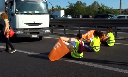 un grupo de italianos desalojaron a un grupo de piqueteros a los golpes en italia un grupo de italianos desalojaron a un grupo de piqueteros a los golpes en italia