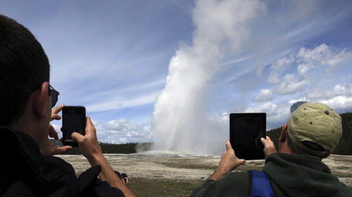 Fue al Parque de Yellowstone cerrado por la cuarentena, se cayó a las aguas termales y terminó quemada