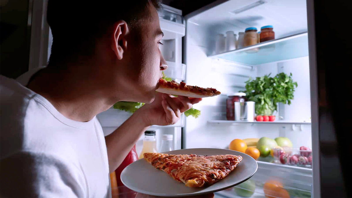El hambre emocional surge de forma repentina y suele llevarnos a consumir alimentos altos en grasas o azúcares.