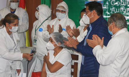 Bolivia comenzó vacunando al personal de la salud. Este jueves comienza el turno del resto de los ciudadanos. Bolivia comenzó vacunando al personal de la salud. Este jueves comienza el turno del resto de los ciudadanos.