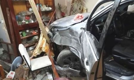 Un hombre chocó contra una casa e intentó ahorcar a su esposa delante de sus hijas en Tucumán. Un hombre chocó contra una casa e intentó ahorcar a su esposa delante de sus hijas en Tucumán.