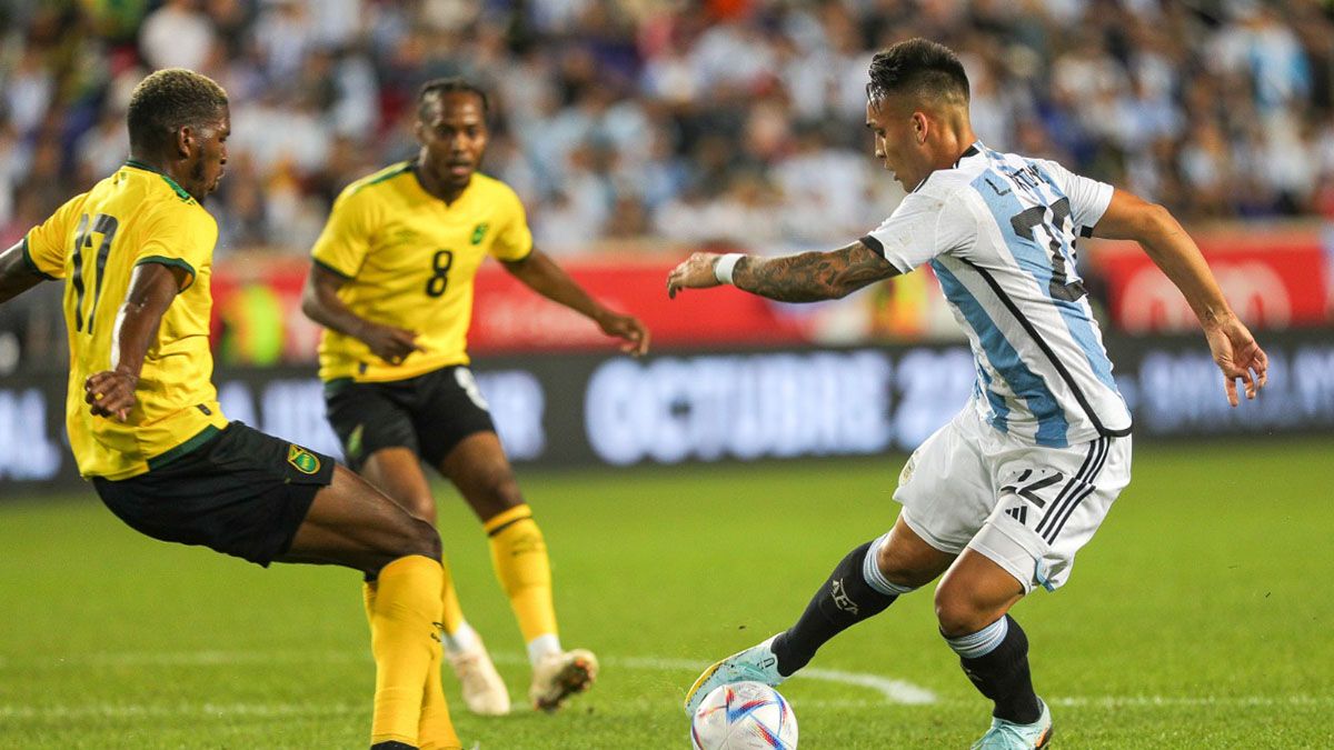 En un monólogo del conjunto albiceleste, que se adueñó de la pelota de principio a fin, Julián Álvarez abrió el marcador a los 12 después de una asistencia de Lautaro Martínez.