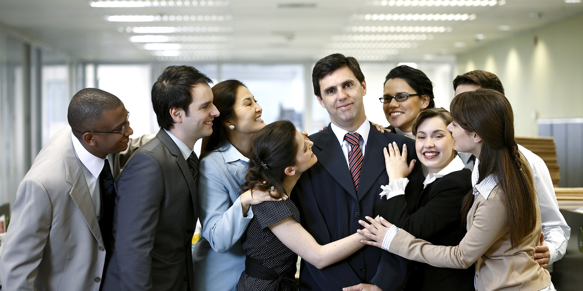 “Cuando el gato no está, los ratones bailan” es uno de los refranes más usados en el mundo.