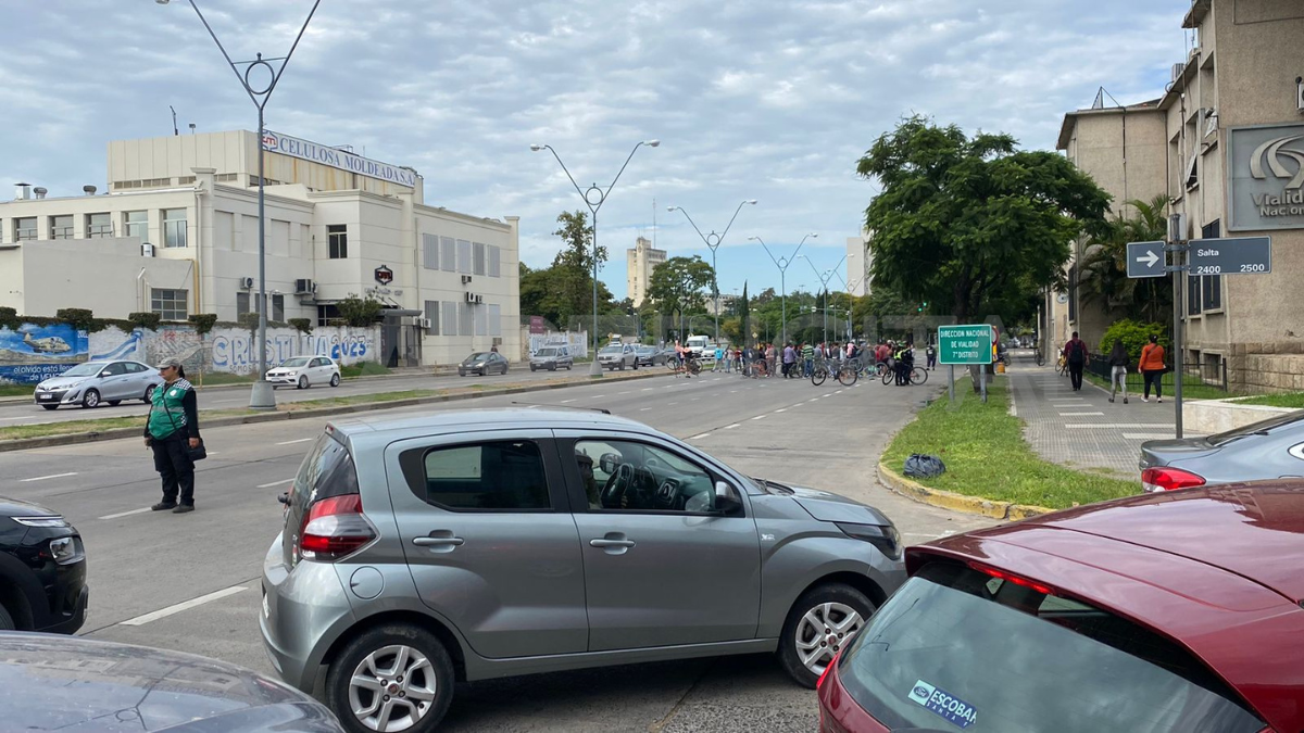 Personal municipal ordena el tránsito en la zona de la manifestación.