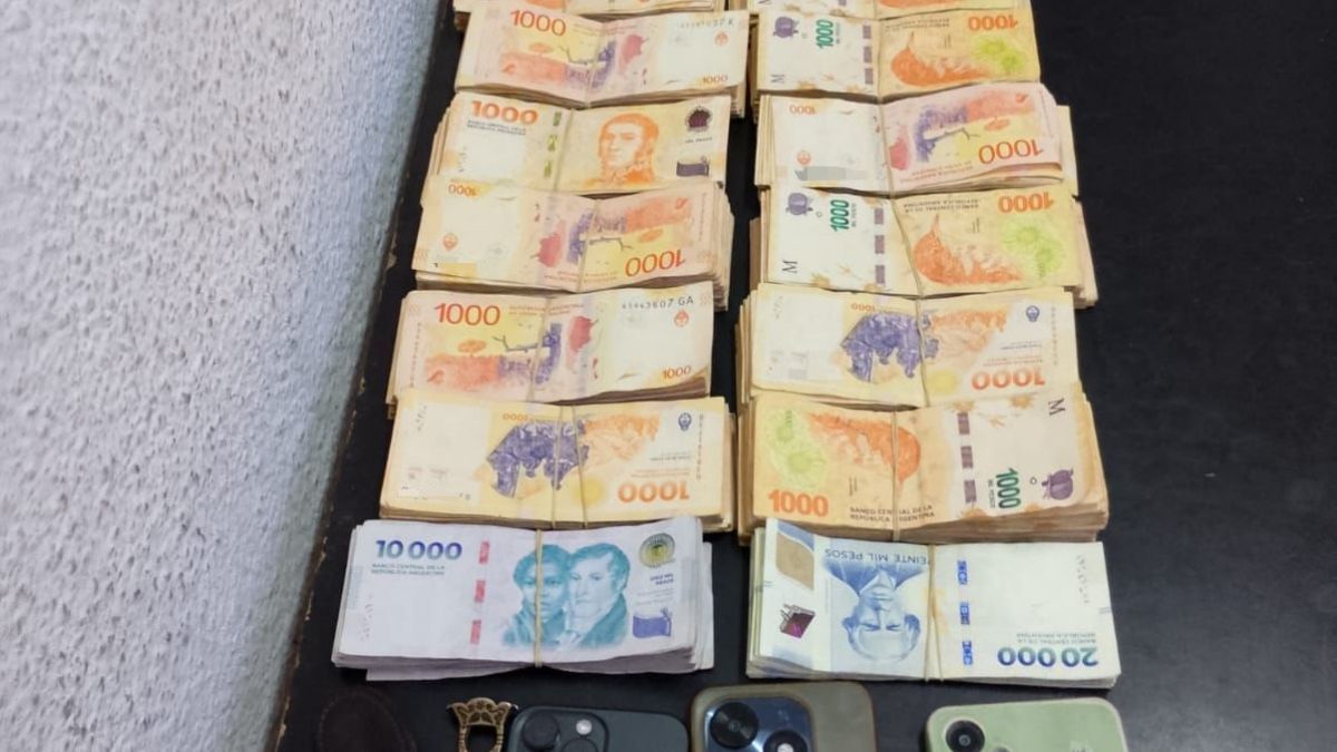 El dinero incautado dentro de la camioneta. El dinero incautado dentro de la camioneta.