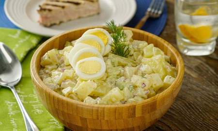 Ensaladas de papa y huevo reversionadas: 3 recetas únicas que debés probar Ensaladas de papa y huevo reversionadas: 3 recetas únicas que debés probar