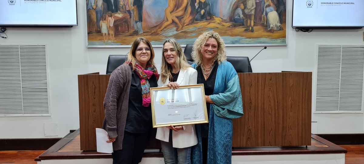 La artista Stella Brieva junto a sus amigas Fani Moreno (izq.) y Silvia Klingler.