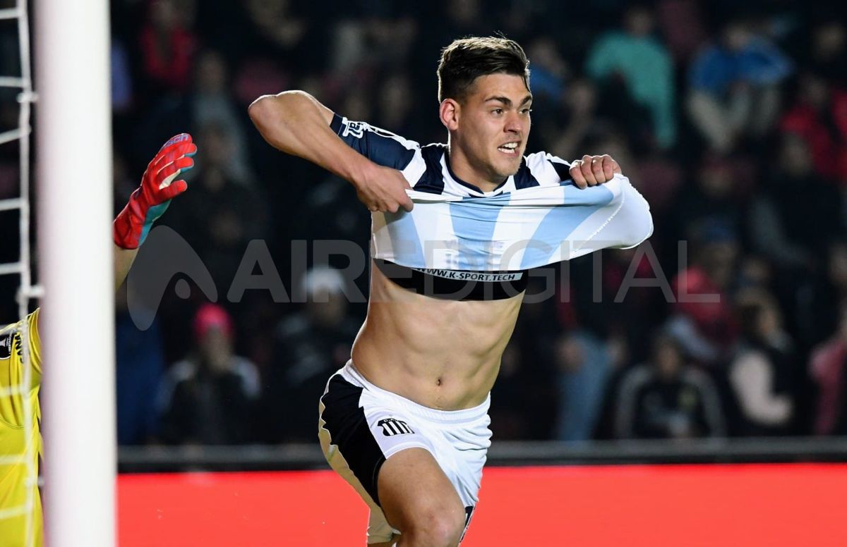 De derecha, Federico Girotti le rompió el arco a Ignacio Chicco y puso a ventaja a Talleres en Santa Fe ante Colón.