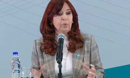 La ex mandataria advirtió de todos modos que con Milei es una de cal y una de arena porque le reconoció que consiguiera que saquen a Rodrigo Valdés del Departamento del Hemisferio Occidental del FMI. La ex mandataria advirtió de todos modos que con Milei es una de cal y una de arena porque le reconoció que consiguiera que saquen a Rodrigo Valdés del Departamento del Hemisferio Occidental del FMI.