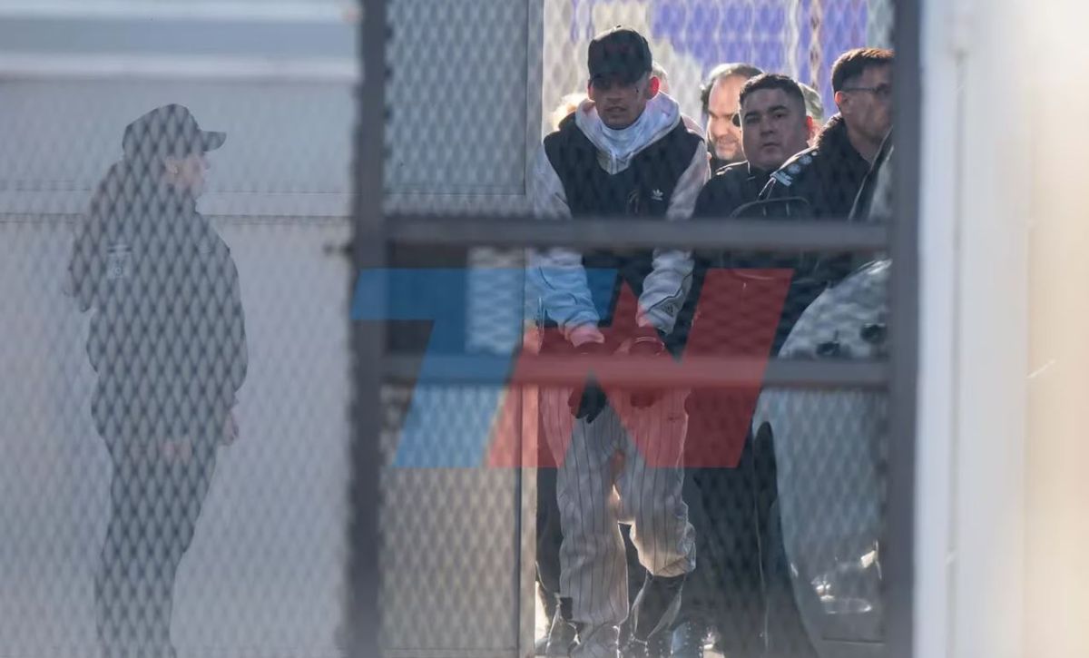 L-Gante optó por un look deportivo para ir a votar. (Foto: Nicolás González/Videolab/TN) L-Gante optó por un look deportivo para ir a votar. (Foto: Nicolás González/Videolab/TN)