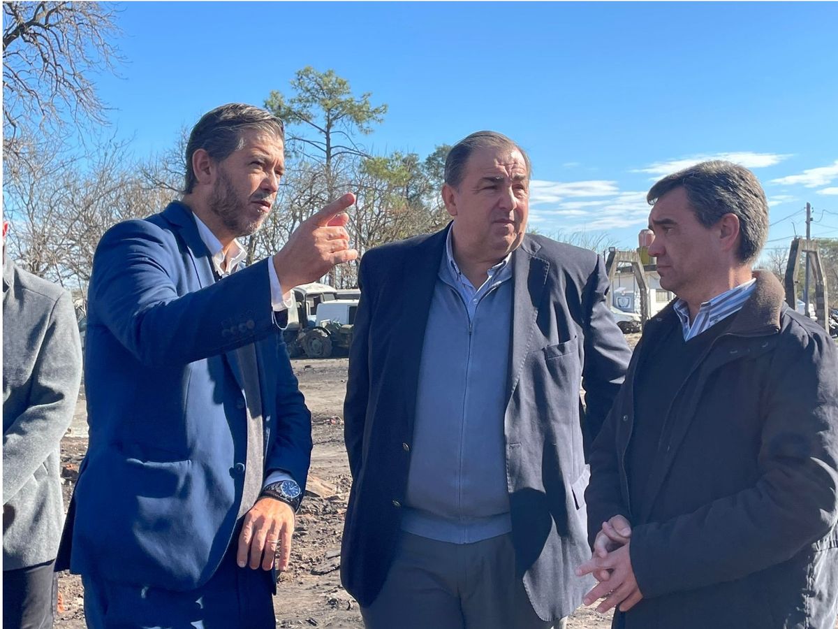 El intendente Juan Pablo Poletti junto a su equipo de trabajo continúan evaluando el pedido de aumento de boleto de colectivos en Santa Fe. El intendente Juan Pablo Poletti junto a su equipo de trabajo continúan evaluando el pedido de aumento de boleto de colectivos en Santa Fe.