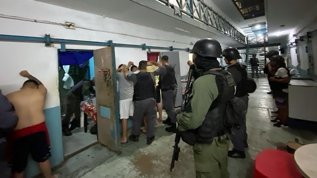 Gendarmería en medio de una requisa a uno de los pabellones allanados. Gendarmería en medio de una requisa a uno de los pabellones allanados.