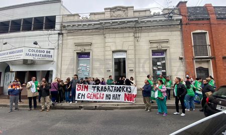 La protesta fue ante la inminente firma de los decretos a través de los cuales se dejaría en la calle a más de 60 trabajadores. La protesta fue ante la inminente firma de los decretos a través de los cuales se dejaría en la calle a más de 60 trabajadores.