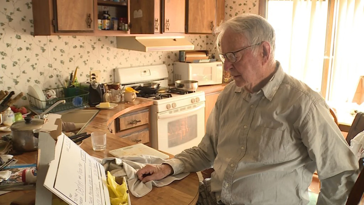 Derlin Newey tiene 89 a&ntilde;os y trabaja como repartidor de pizzas.