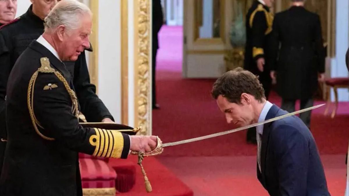 El jueves 16 de mayo de 2019, recibió su título de caballero (Order of the British Empire, u OBE) por parte del por entonces príncipe Carlos –que, tras la muerte de la reina Elizabeth II, en 2022, se convirtió en el actual rey Carlos III– en el Palacio de Buckingham. Se le concedió tal honor por sus El jueves 16 de mayo de 2019, recibió su título de caballero (Order of the British Empire, u OBE) por parte del por entonces príncipe Carlos –que, tras la muerte de la reina Elizabeth II, en 2022, se convirtió en el actual rey Carlos III– en el Palacio de Buckingham. Se le concedió tal honor por sus